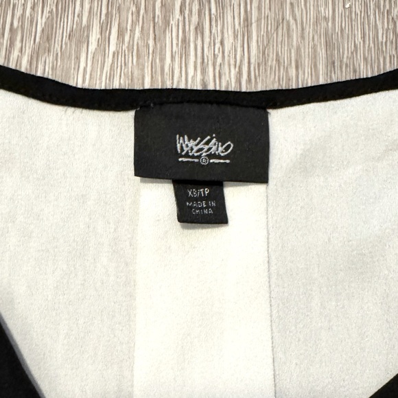 Mossimo โข Silky Tank Top Blouse โข Size XS โข Black and White - Picture 3 of 9